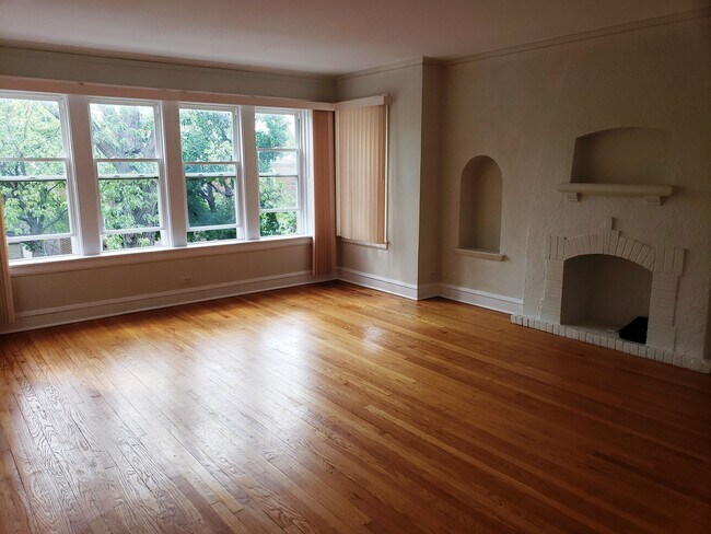 Foto del edificio - 5747 N Spaulding Ave