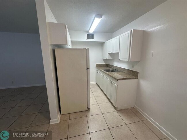 Foto del edificio - 460 Sunshine Dr