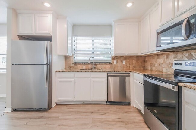 Foto del edificio - 3 BR/2BA | Updated Single Family Home |  Large backyard