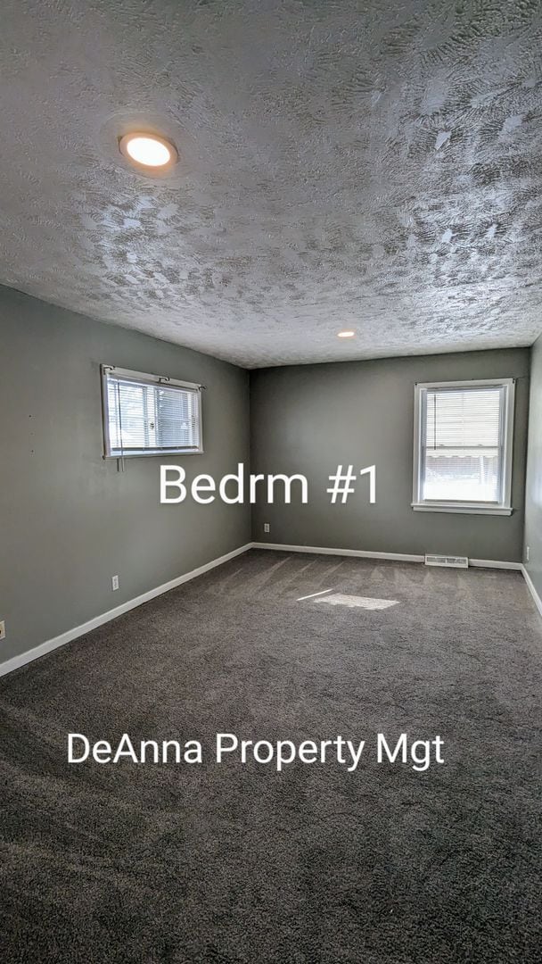 Building Photo - Euclid Single home -3 bedrooms 2 bathrooms