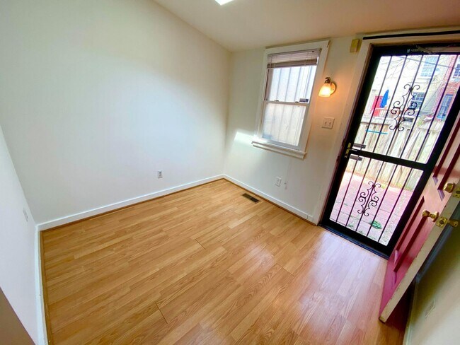 Foto del edificio - Charming 1BR with 1.5 Baths and Bonus Basement Room in the Heart of Ridgley’s Delight