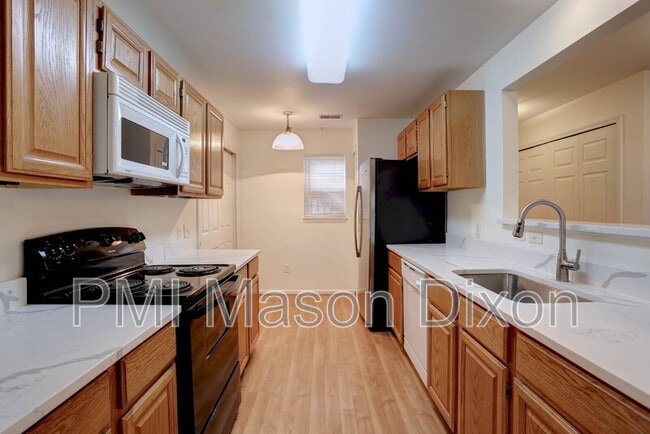 Building Photo - 5814 Wyndham Cir