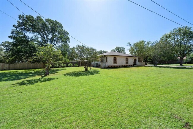 Foto del edificio - 109 Woodland Rd