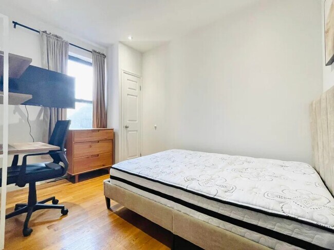 Foto del edificio - Furnished room/NOT APARTMENT