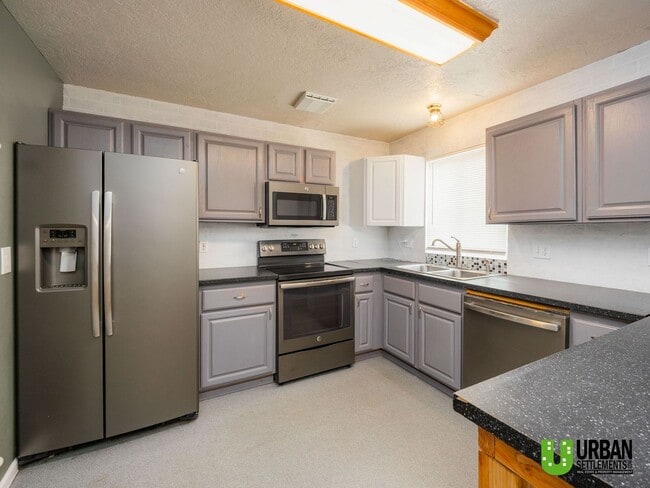 Foto del edificio - South Hill Gem! Spacious 3 Bedroom Home with Garage