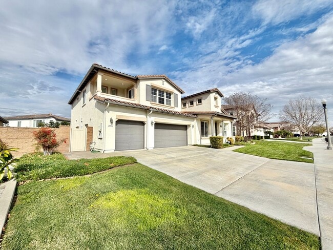 Building Photo - Spacious 5 Bedroom Wolf Creek Home with Balcony, Loft & Secondary Kitchen