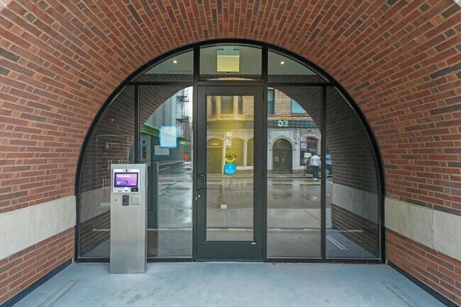 Foto del edificio - 323 S Racine Ave