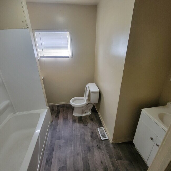 Building Photo - West Side 5BR/2BA House / Must See!