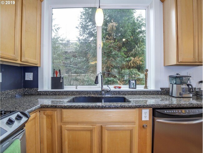 Foto del edificio - NorthWest/Nob Hill Condo 3Bd/2Ba ~ Washer/Dryer In Unit, Assigned Covered Parking,  Close to Shop...