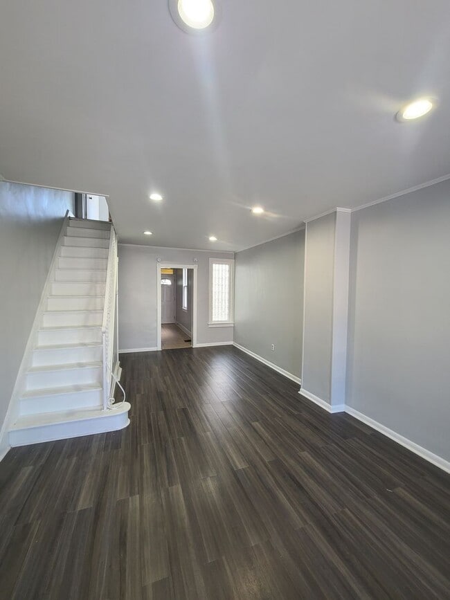 Three Bedroom one bath with off street parking - Three Bedroom one bath with off street parking House