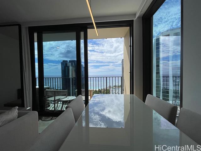 Building Photo - 987 Queen St