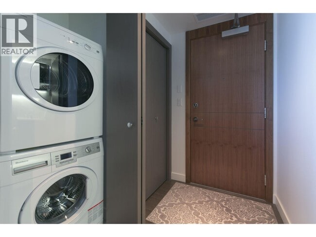 Building Photo - 6538 Nelson Ave