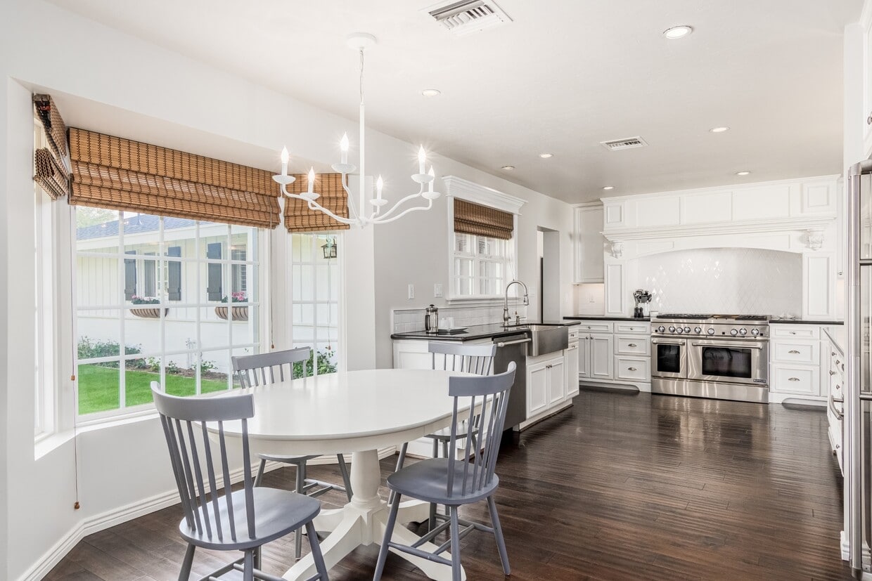 kitchen features eat-in kitchen overlooking front yard with Camelback Mountain views - 5214 N 43RD PL (Phoenix, AZ)