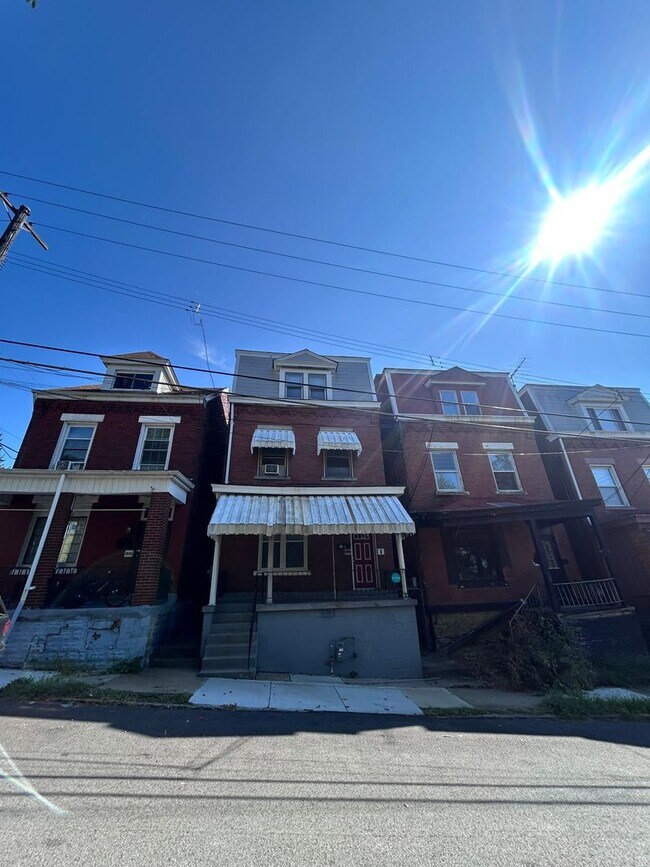 Building Photo - 5 Bedroom 1.5 Bath Home| Brighton Heights ...