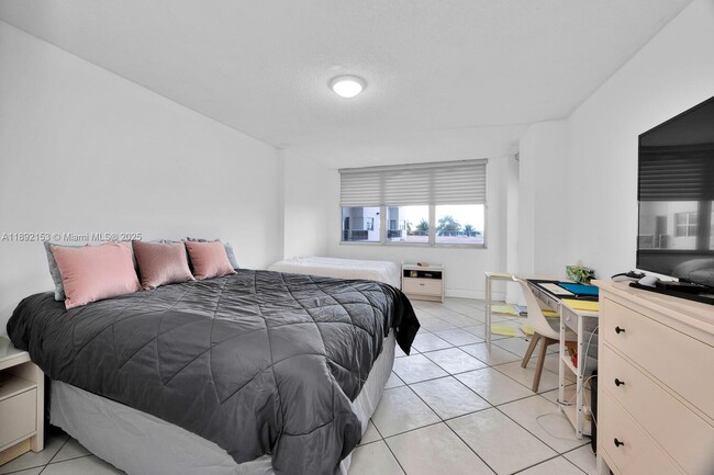 Building Photo - 6039 Collins Ave