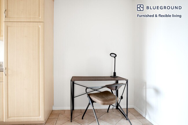 Foto del edificio - 467 S Arnaz Dr