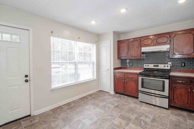 Building Photo - 2002 Tynewood Dr