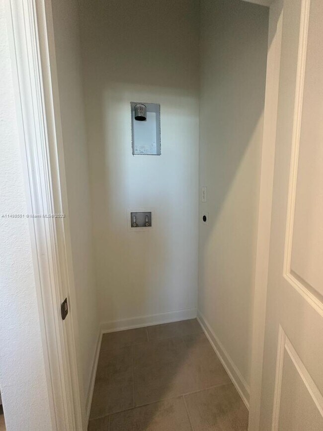 Foto del edificio - 4137 REDBRIDGE Loop