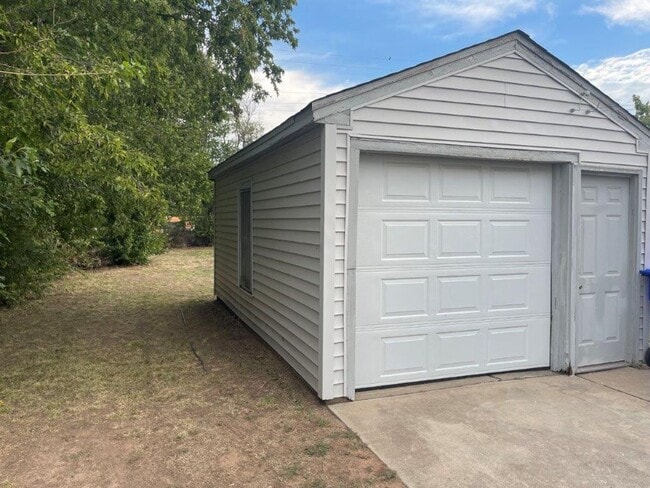 Building Photo - 2 bed 1&1/2 bath, detached garage in Norman