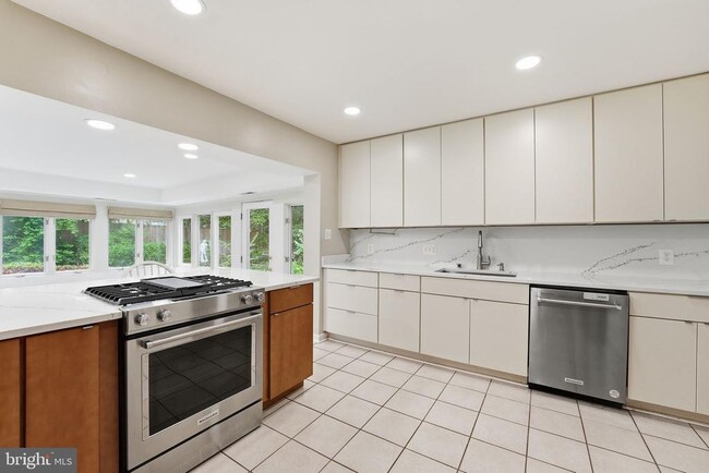 Building Photo - 2419 Claremont Dr