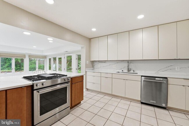 Foto del edificio - 2419 Claremont Dr