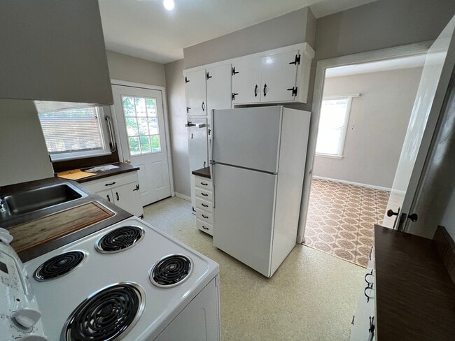 Building Photo - Beautiful 5 Bed House Perfectly Located Just 1 block from KSU!