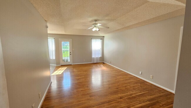 Foto del edificio - Close to Post! Cul-de-sac! NO CARPET! 3 bed 2 bath with large Fenced in backyard!