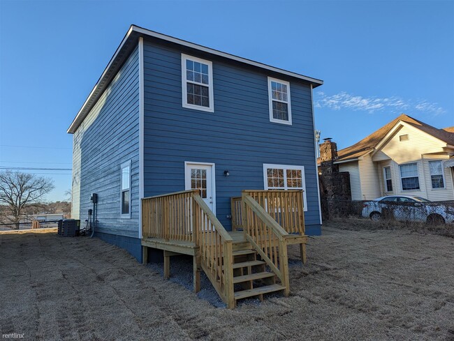 Building Photo - 3 br, 2.5 bath House - 137 South Bluff Avenue