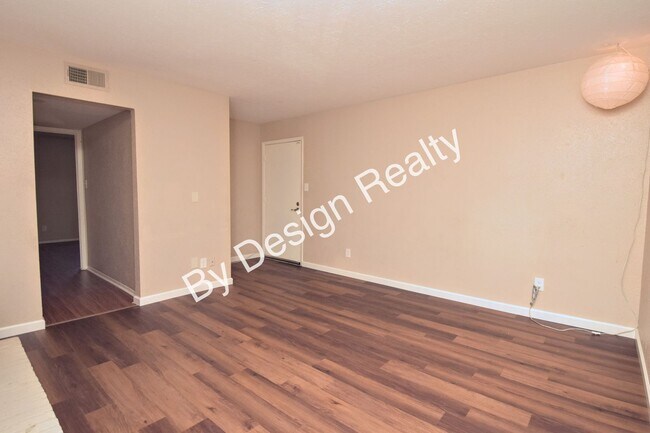 Foto del edificio - The Monaco Condos 2 Bed 1.5 Bath