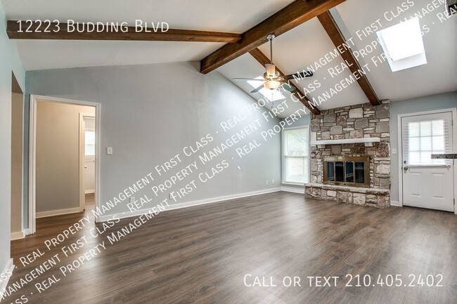 Building Photo - Conveniently located open concept home