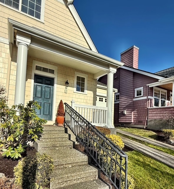 Building Photo - 32 NE Sunset St