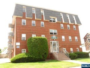 Building Photo - 125 Lawrence St