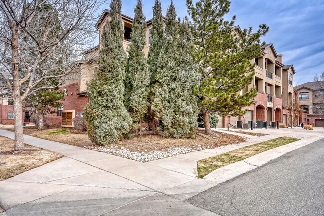 Building Photo - Beautiful Updated 2-bedroom Condo in highly desirable Mayfair-Lowry Location!