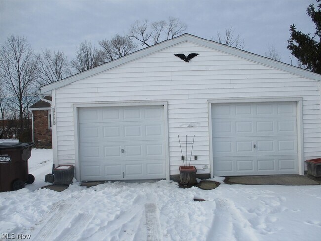 Building Photo - 14740 Hillcrest Ave