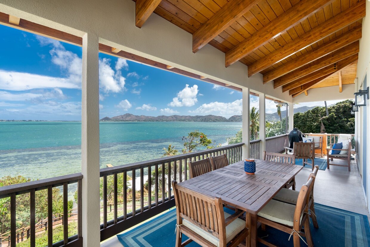 Foto principal - Beautiful 4 bedroom, 3.5 bath waterfront s...