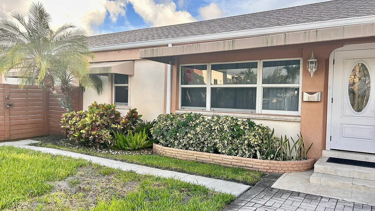 Foto principal - 800 NE 6th St