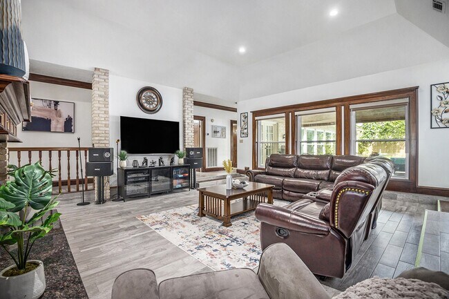 Foto del edificio - 15106 Dawnbrook Dr