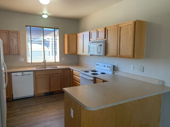 Building Photo - 4 BEDROOM, 3 BATHROOM SINGLE FAMILY HOME WITH 2 CAR ATTACHED GARAGE