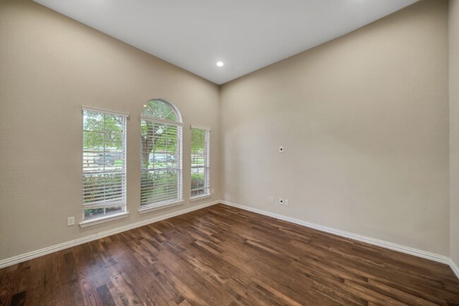 Foto del edificio - 3005 Gardencrest Ln