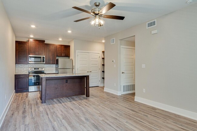 Foto del edificio - 115 W Jones Street Unit 106