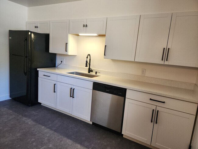 Foto del edificio - 4 bedroom, 2 bath, 2 car garage