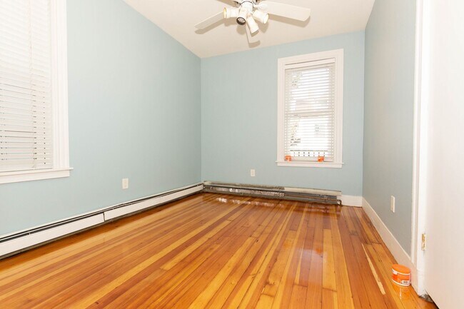 Building Photo - Renovated 4–5 Bed / 2 Bath Duplex – Rent W...