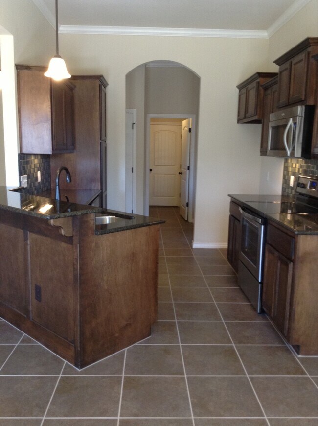 Building Photo - REDUCED RENT & NEWLY PAINTED: Great 3-Bed,...