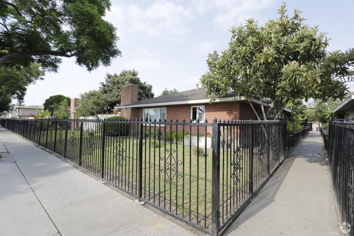 Primary Photo - Evergreen Apartments