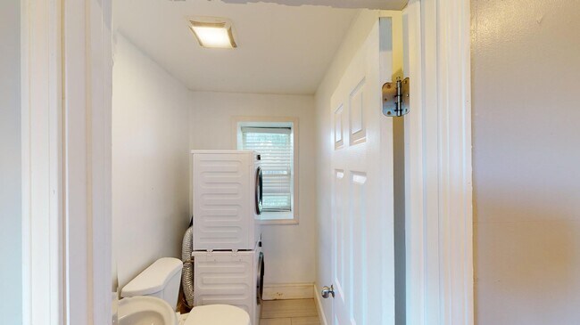 Building Photo - 16 Glenway St