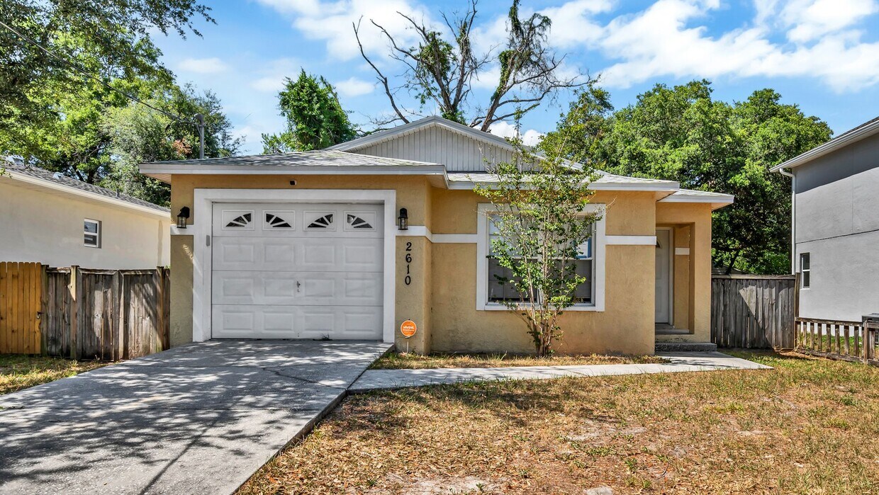 Primary Photo - 3 bedroom 2 bath Gem!