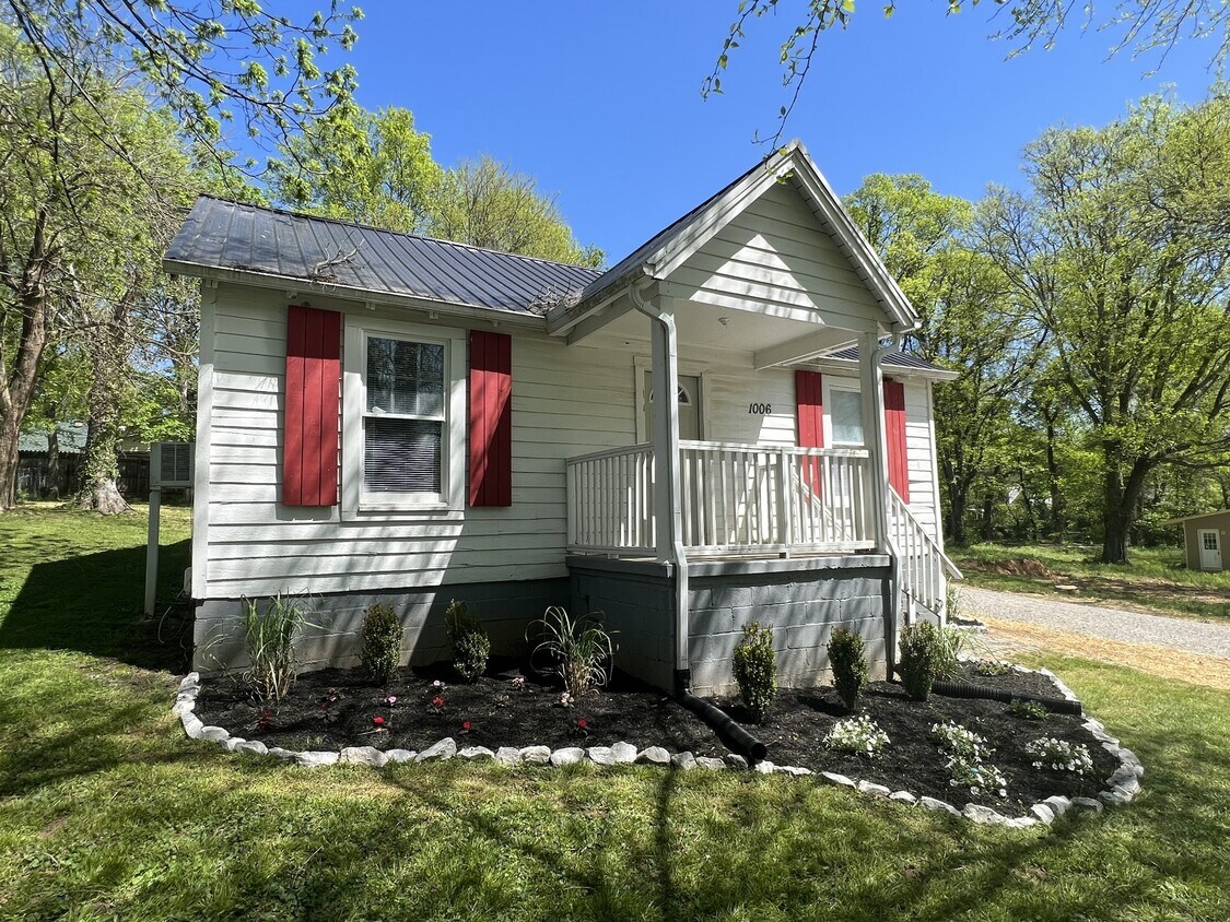 Primary Photo - 1006 Adair St