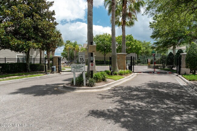 Foto del edificio - 7060 Deer Lodge Cir