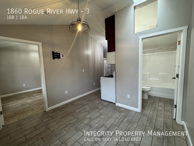 Foto del edificio - 1860 Rogue River Hwy