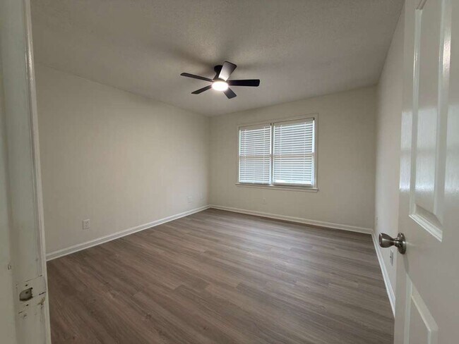 Foto del edificio - One Bedroom Condo